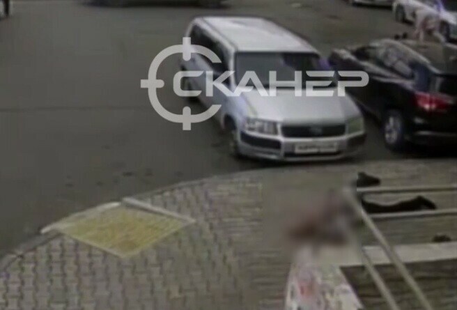 Момент падения мужчины с 12го этажа в Благовещенске попал на видео 