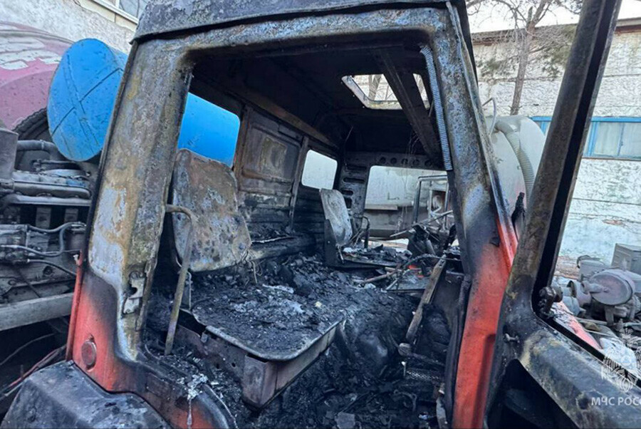 В МЧС рассказали о пожаре на КамАЗах который устроили дети в Благовещенске видео