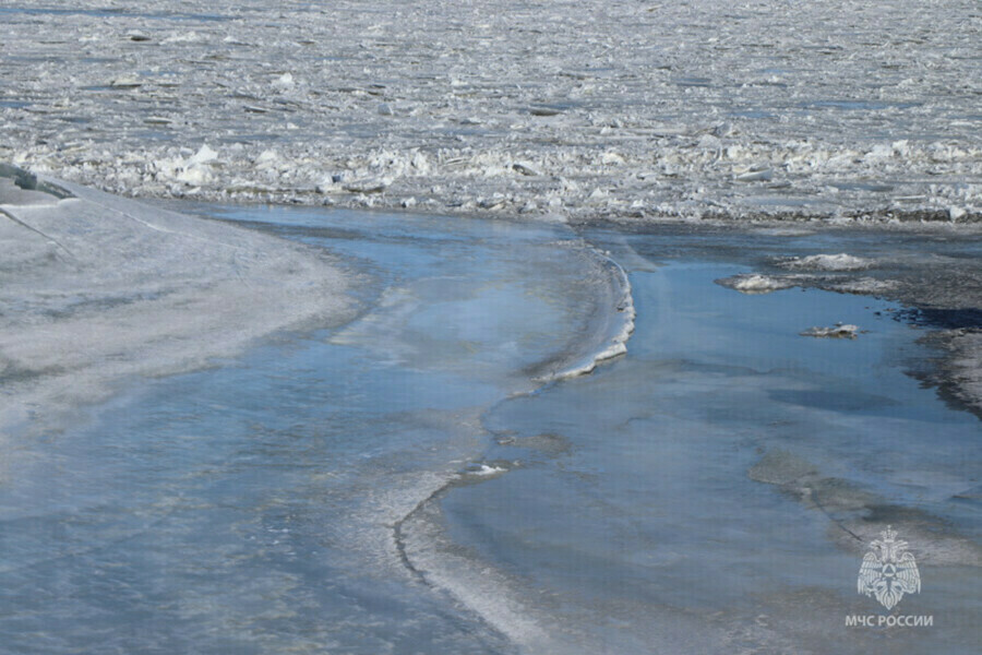 На водохранилище в Приамурье КамАЗ ушел под лед 