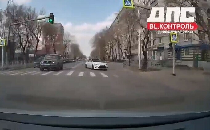 В Благовещенске полицейские нашли водителя Lexus грубо нарушившего ПДД в центре города видео 