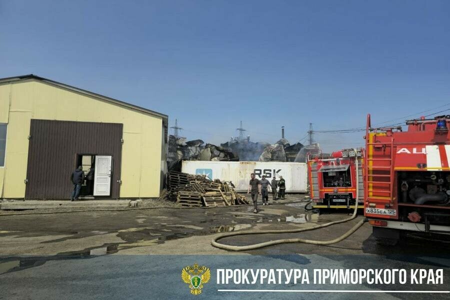 В Приморье произошел взрыв во время пожара в цеху по производству пластиковых окон видео 