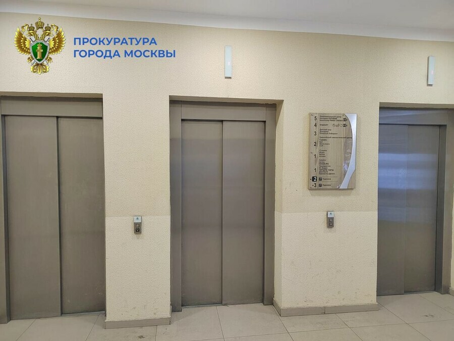 В ТЦ рухнул лифт с женщиной