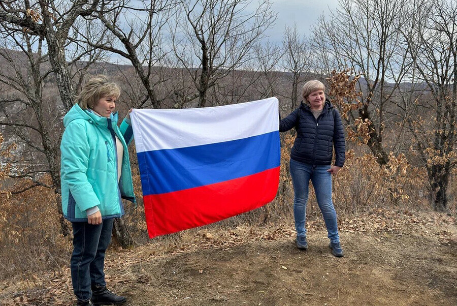 Со Знаменем Победы поднялись на 300метровую вершину сотрудники Бурейской ГЭС и их семьи фото