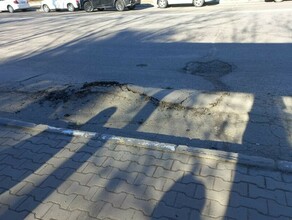 Подъехать к остановке невозможно в центре Благовещенска вспучило асфальт 