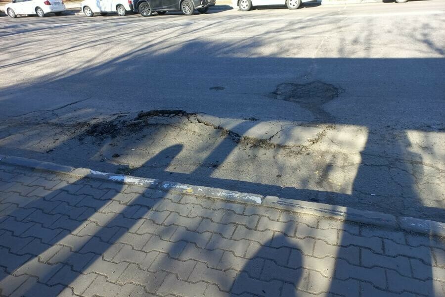 Подъехать к остановке невозможно в центре Благовещенска вспучило асфальт 