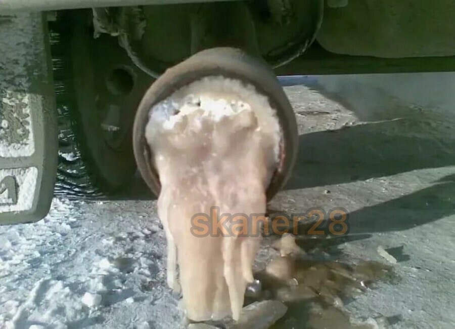 Выхлопная труба полностью забита льдом фото с Бурейского водохранилища где насмерть угорели рыбаки
