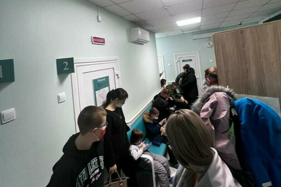 Минздрав РФ выяснил что россиян беспокоят очереди и сложности с записью на прием к врачу