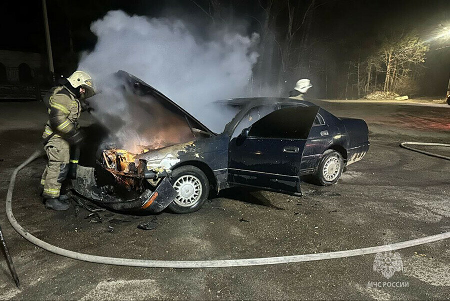 В отдаленном районе Благовещенска на ходу загорелся автомобиль