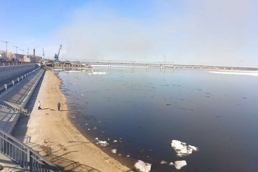 Зея в районе Благовещенска начала просыпаться видео