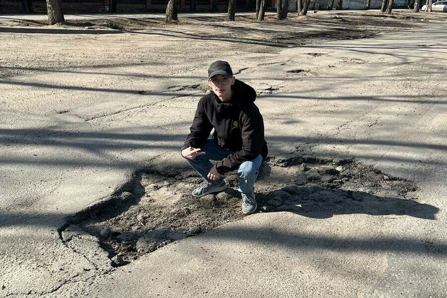 Блогер креативно показал проблемы дорог в Благовещенске видео