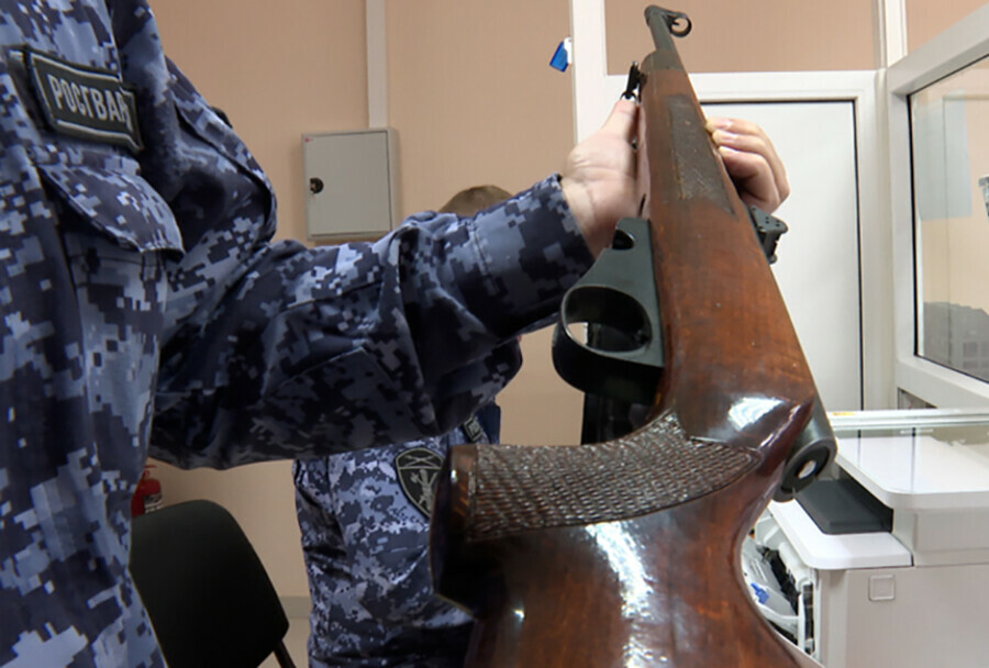 Амурчане принесли росгвардейцам более 50 единиц оружия