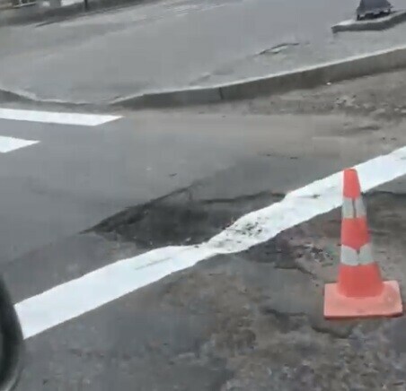 В Благовещенске разметку нарисовали прямо поверх ямы видео