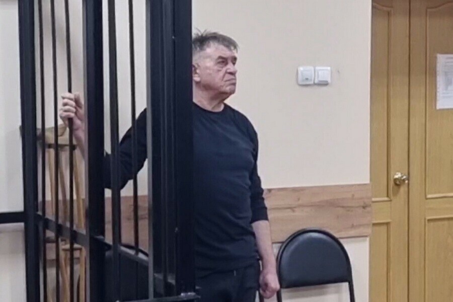 Приговор вынесли благовещенцу который после теракта в Крокусе поджигал фруктовые ларьки и стрелял из оружия видео 