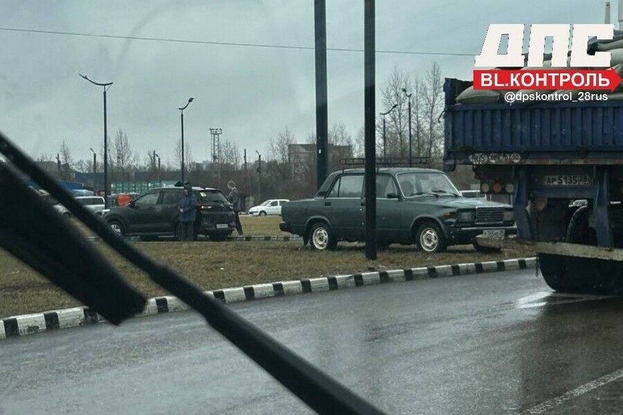 На калининском кольце в Благовещенске после удара одно авто оказалось на газоне