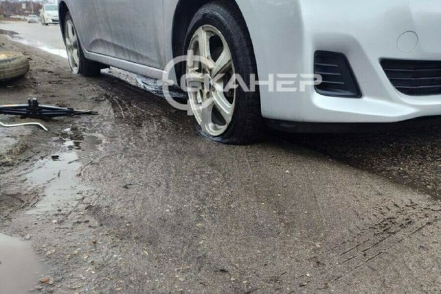 Автомобилисты Благовещенска нашли яму под лужей где машины массово повреждают колеса 