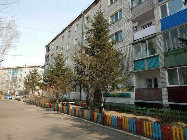 На окне пятиэтажки Благовещенска заметили ребенка