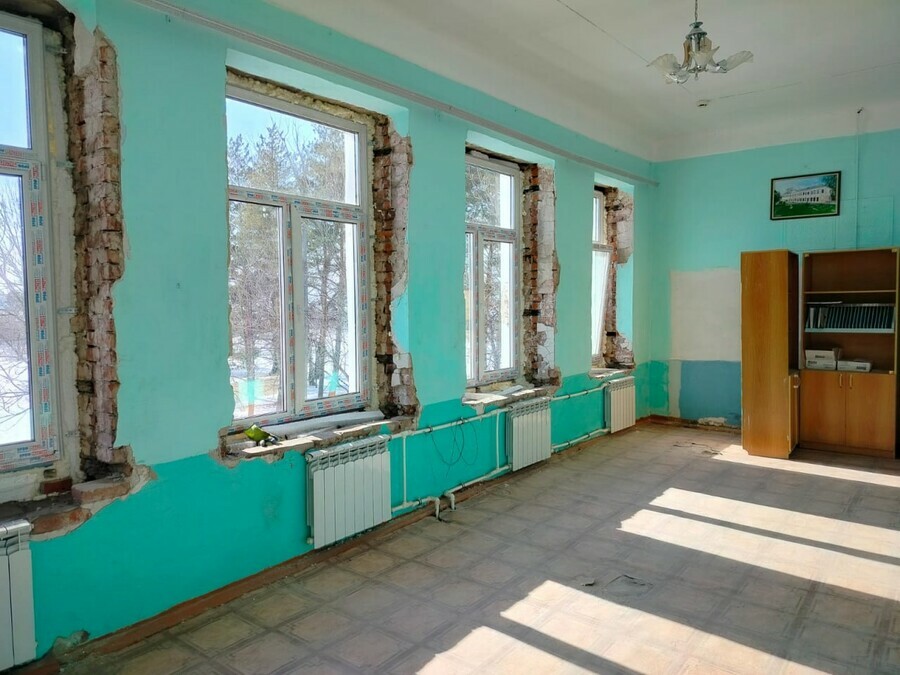 В школах Амурской области начали менять окна не дожидаясь окончания учебного года