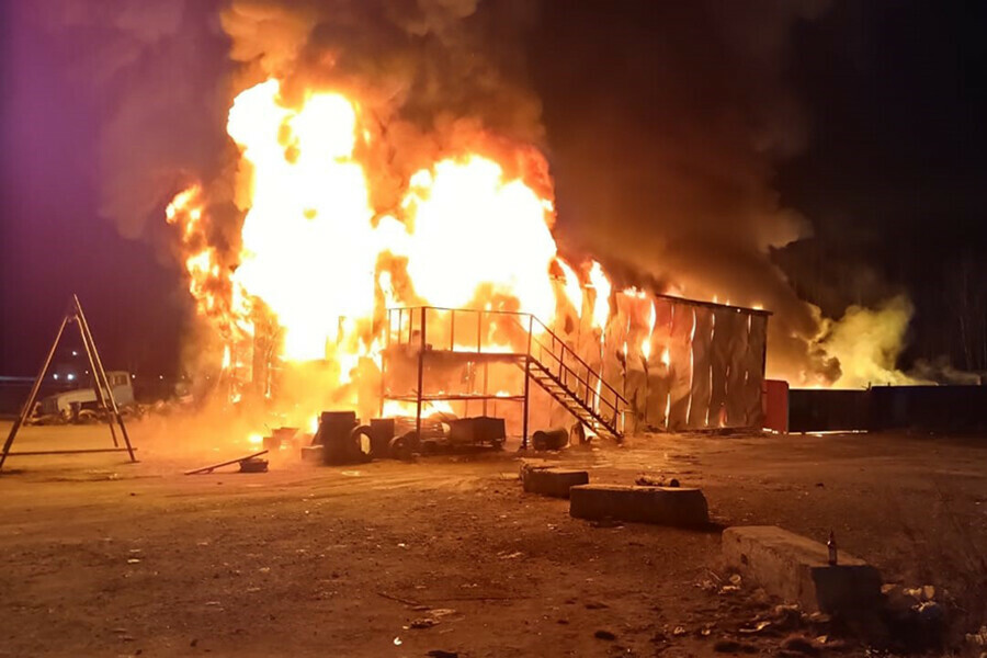 В Амурской области в сильном пожаре полностью сгорели машины и гаражный бокс из пенопласта фото видео