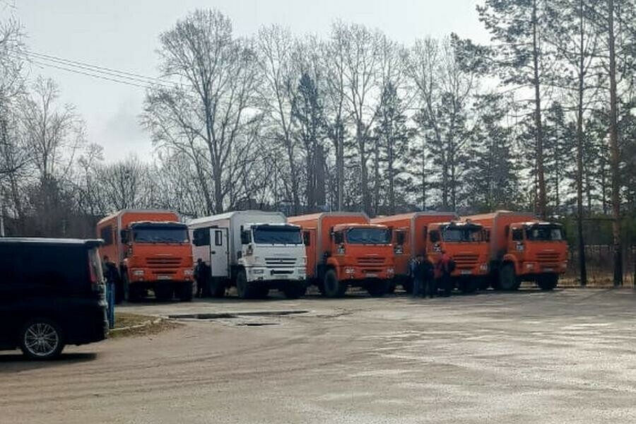 Нужду справляют здесь же по кустам жители поселка Аэропорт пожаловались на толпы вахтовиков ожидающих самолет 