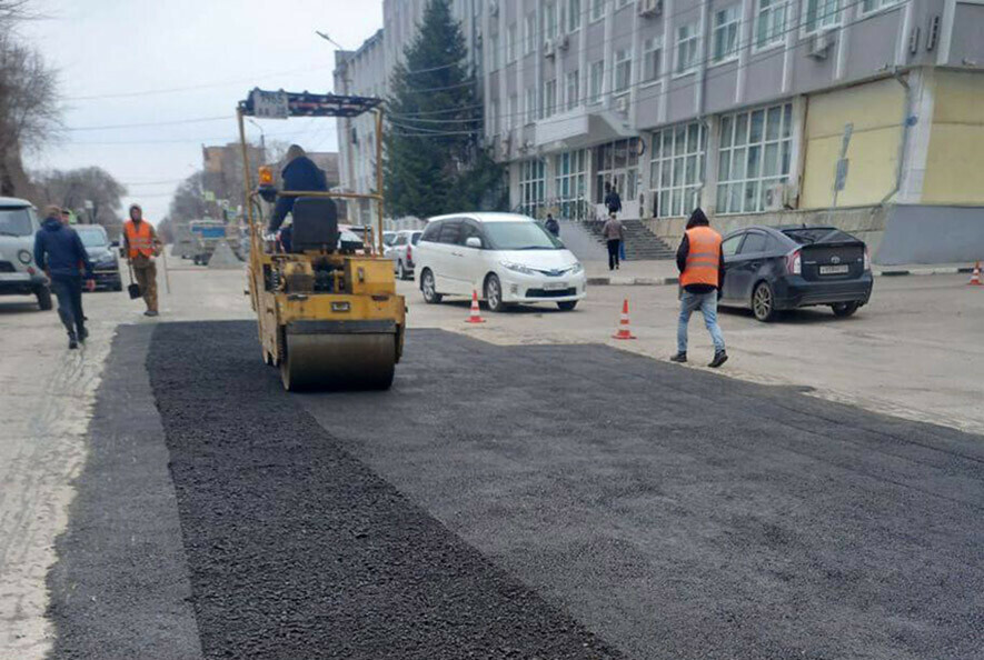 Как в Благовещенске заделывают ямы на дорогах