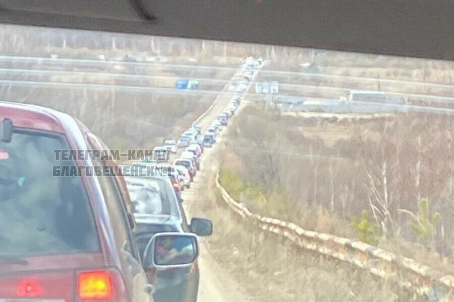 Благовещенцы выстроились в огромную пробку у кладбища фото