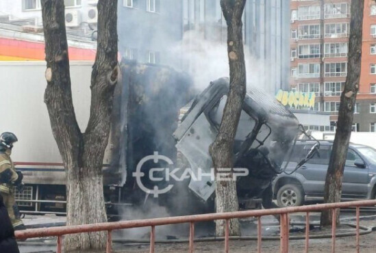 Возле китайского торгового центра в Благовещенске сгорел грузовик видео