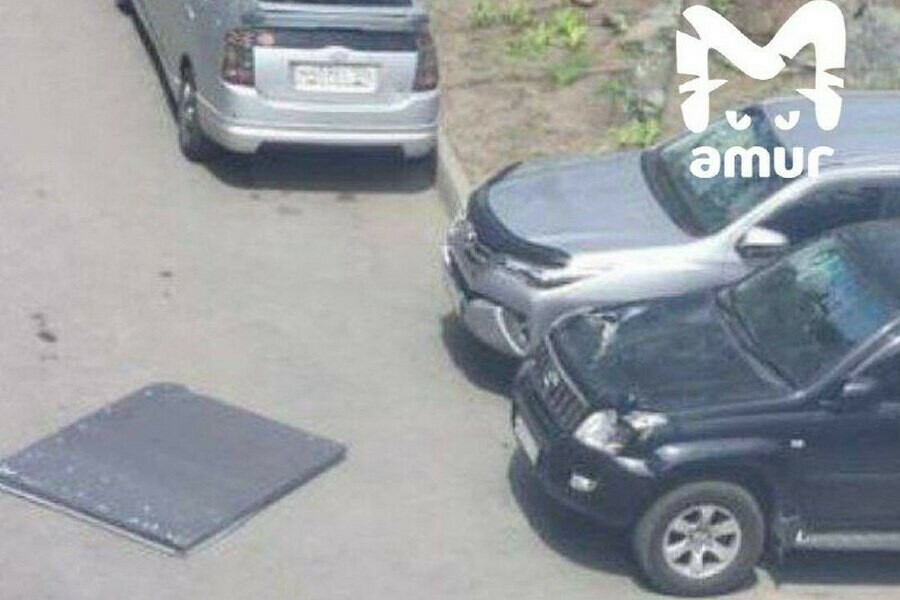 Кусок крыши рухнул на припаркованный внедорожник фото