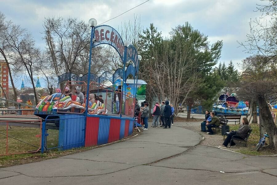 Аттракционы заработали в городском парке Благовещенска фото