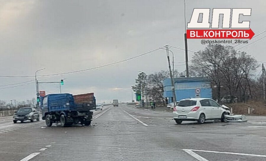 На подъезде к Благовещенску жестко столкнулись авто