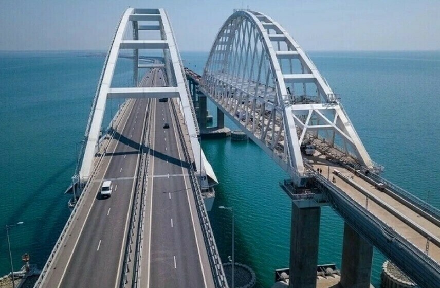 У Крымского моста скопилась очередь из тысяч автомобилей