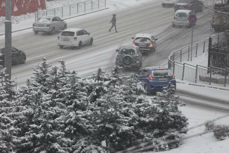Во Владивостоке изза снегопада случился транспортный коллапс фото видео