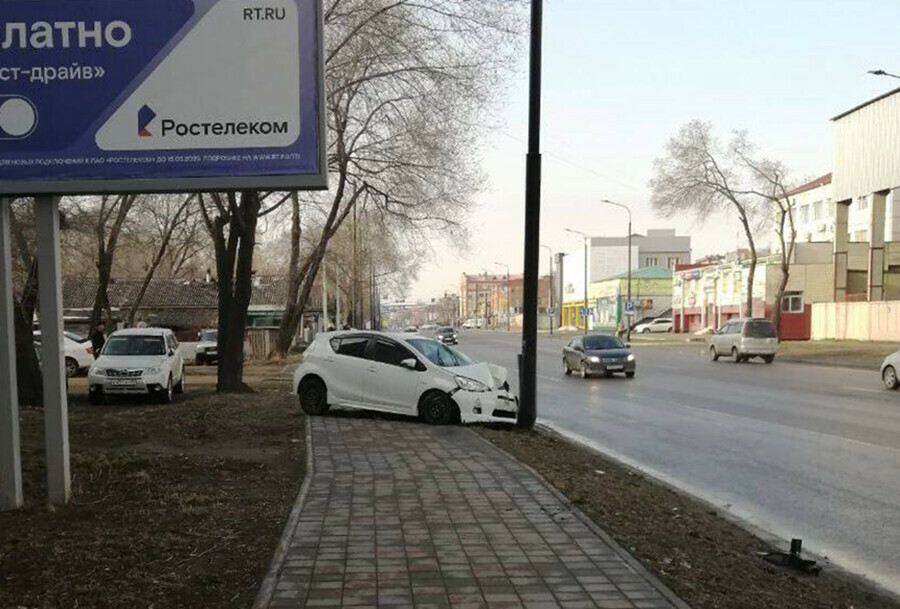 В Благовещенске в ДТП пострадал фонарный столб