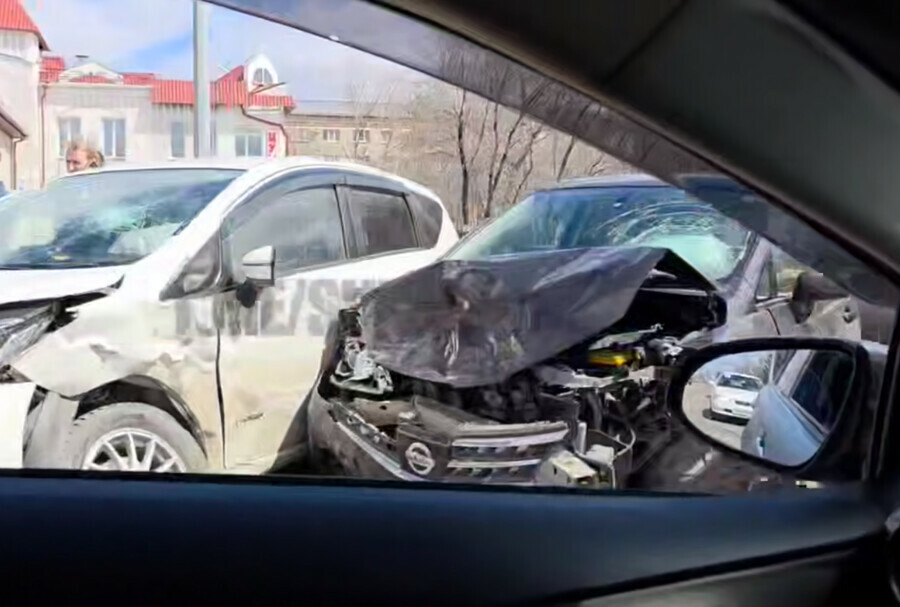 В центре Свободного автомобили столкнулись лоб в лоб
