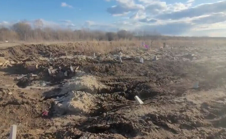 В Благовещенске на городском кладбище тяжелая техника разворотила могилы