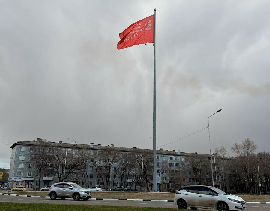В Белогорске на флагштоке установили Знамя Победы