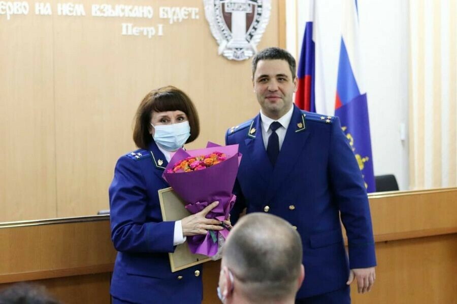 В прокуратуре Амурской области наградили сотрудников и ветеранов в день профессионального праздника фото