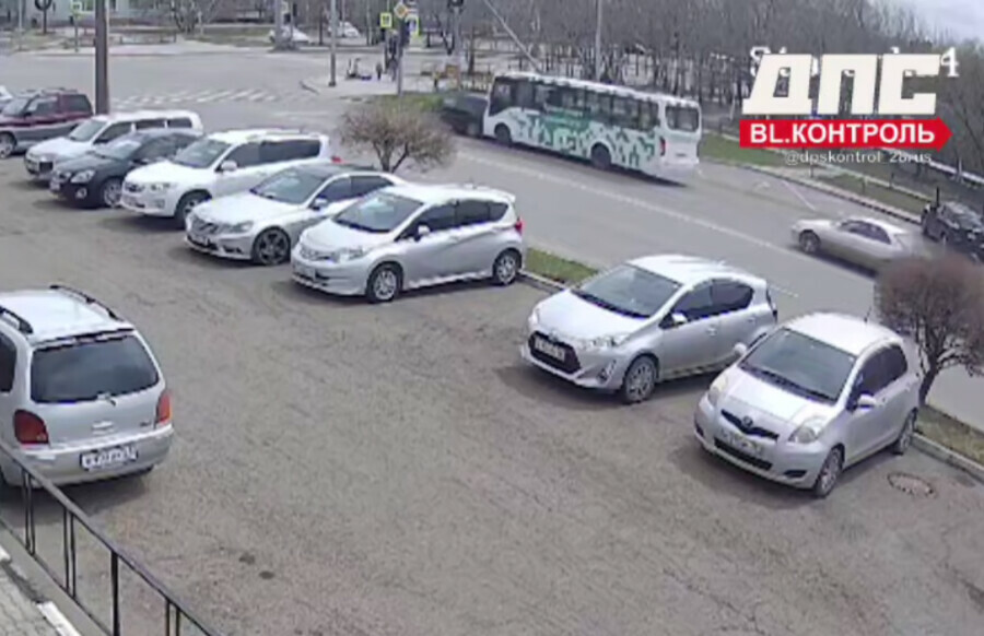 На ровном месте Появилось видео наезда автобуса на легковое авто в Благовещенске 
