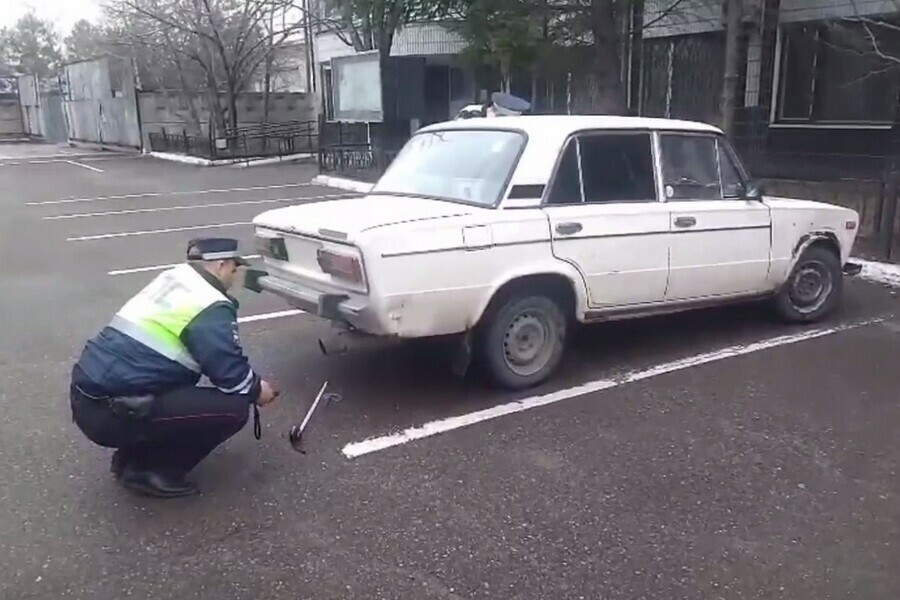 Отечественное авто привлекло внимание сотрудников ГАИ в Благовещенске молодого водителя арестовали на 7 суток видео