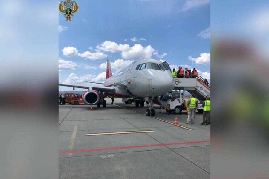 Самолет летевший из Благовещенска совершил аварийную посадку в ЮжноСахалинске 