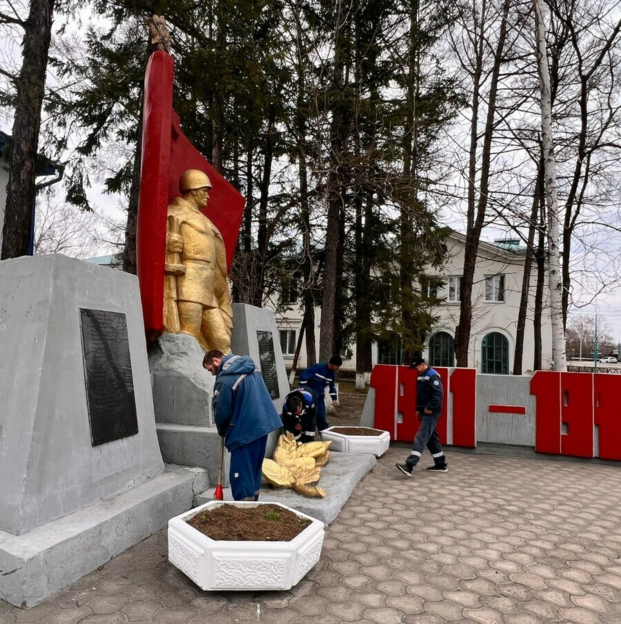 Амурские электрические сети благоустроили памятники Победы