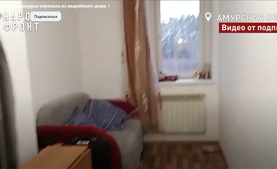В Приамурье многодетная семья из дома с ужасными условиями переехала в безопасное но временное жилье видео