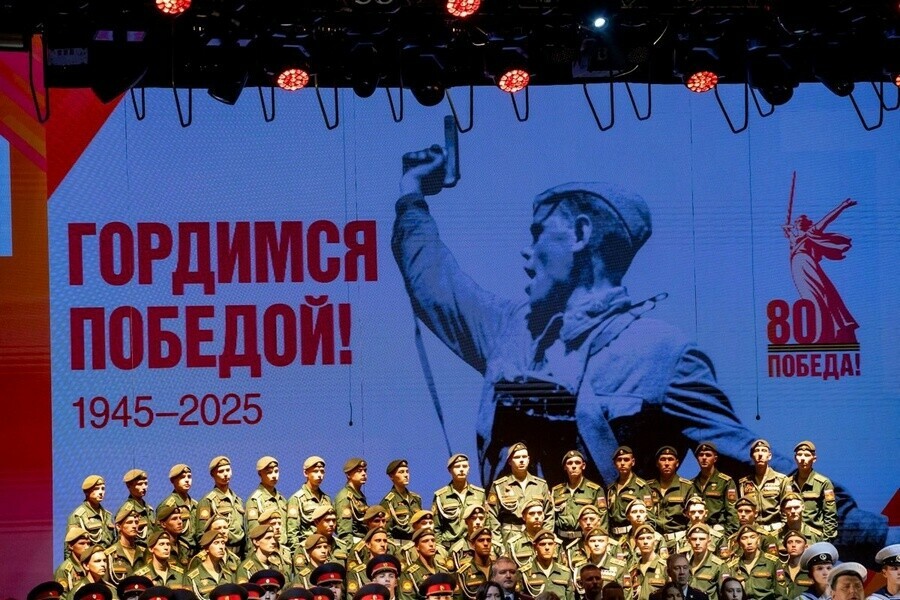 На сцене ОКЦ ожила история подвига в день 80летия Победы фото 