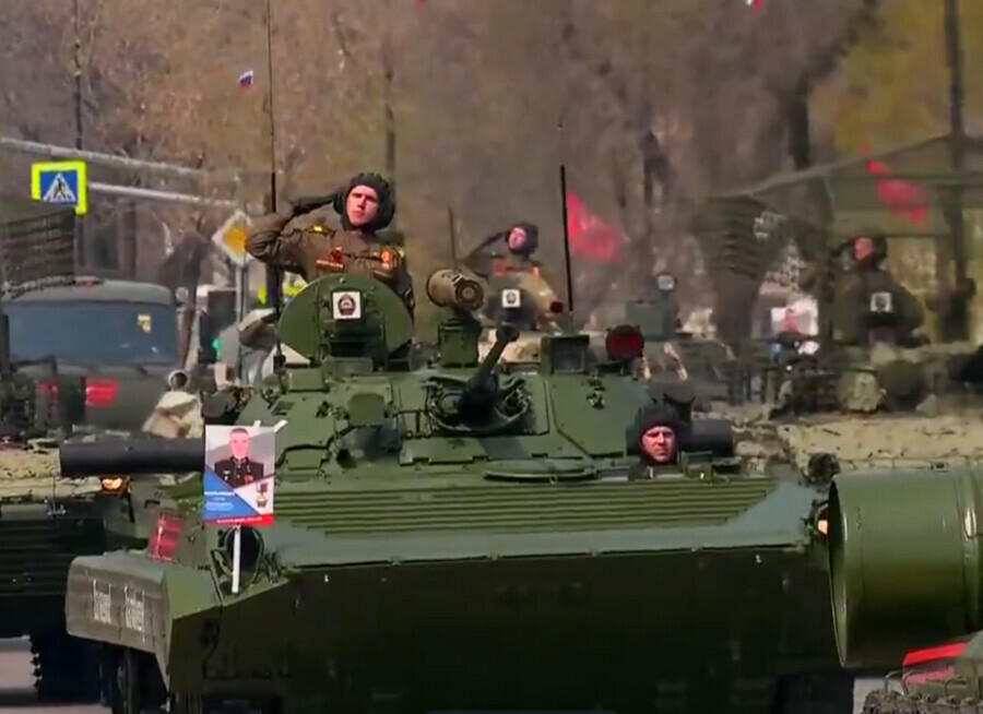 На парад Победы в Благовещенске вышел советский танк Боевая подруга и современная противодронная техника