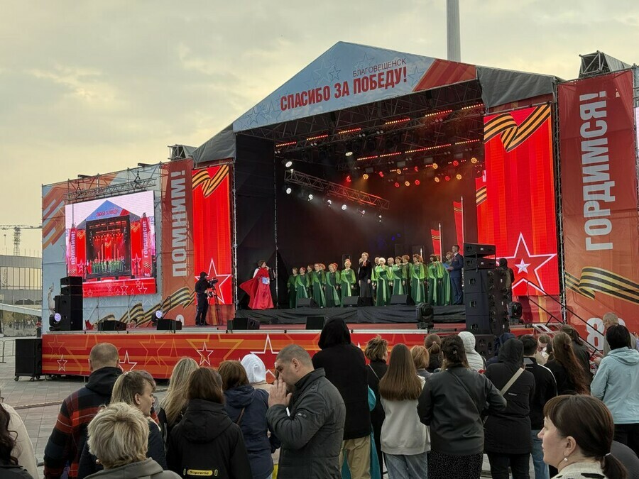 В Благовещенске на главной площади проходит праздничный концерт