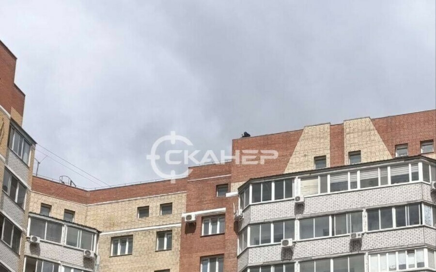 Свешивают ноги детей на крыше 14этажного дома заметили в Благовещенске фото