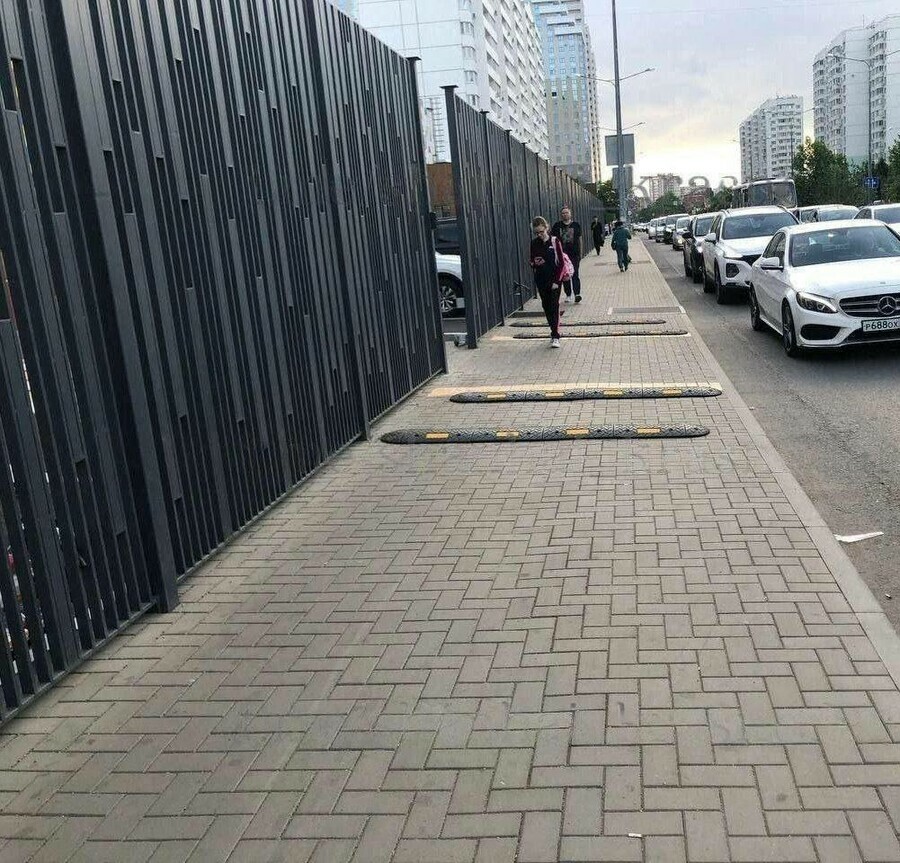 Лежачие полицейские начали появляться на тротуарах 