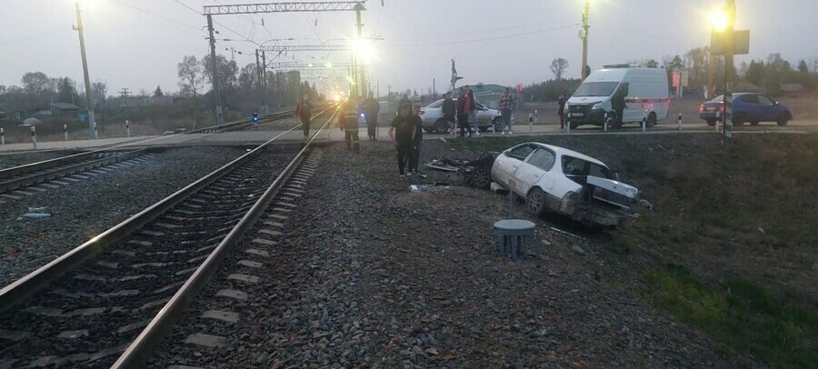 В Амурской области автомобиль въехал под поезд