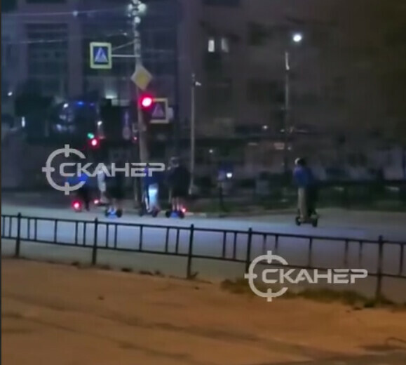 Ночной заезд самокатчиков сняли на видео в центре Благовещенска где наложен запрет 
