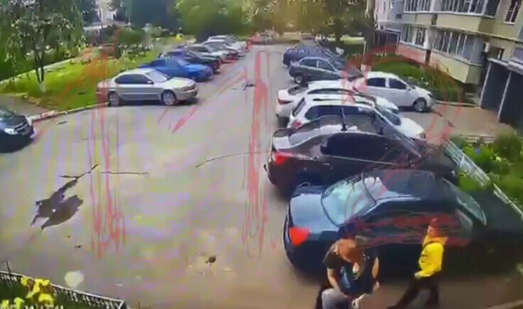 Школьник спас девушку от похищения и попал на видео
