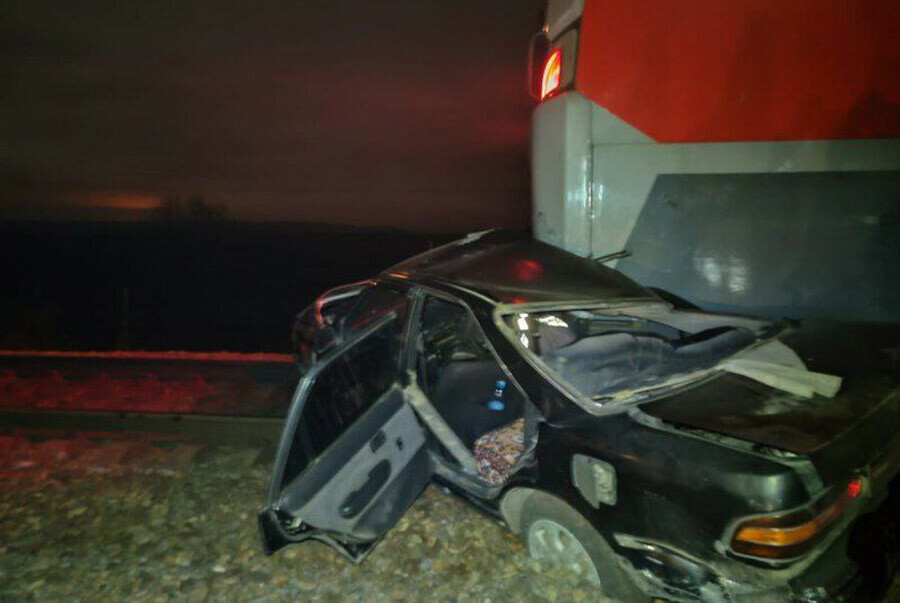 В автомобиле выехавшем на жд переезд в Амурской области погиб водитель